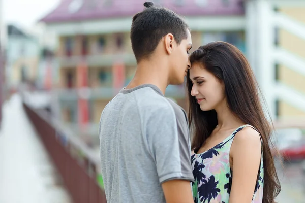 Jeune couple amoureux — Photo