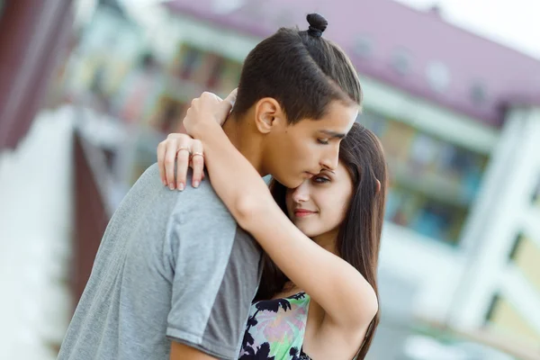 Jovem casal apaixonado — Fotografia de Stock