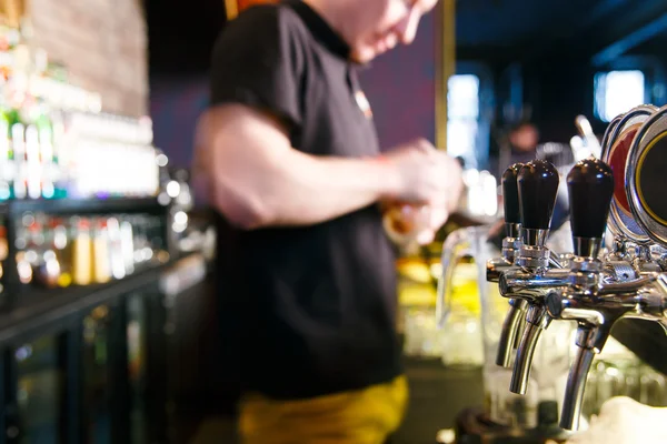 Jonge man die werkt als barman — Stockfoto