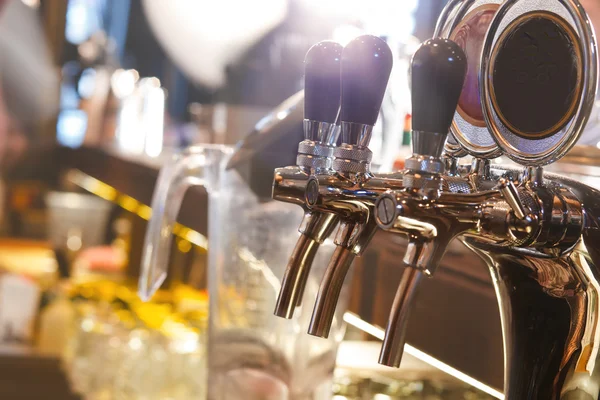 Barman hulpmiddelen aan de bar — Stockfoto