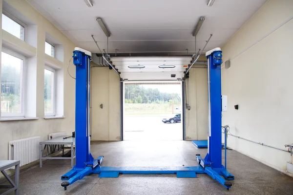 Interior de un garaje de reparación de coches . — Foto de Stock