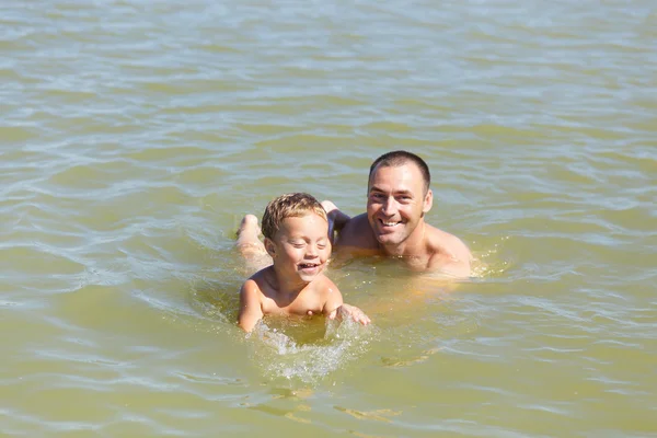Ojciec uczy syna do kąpieli — Zdjęcie stockowe