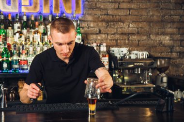 Kokteyl yapmak barmen 