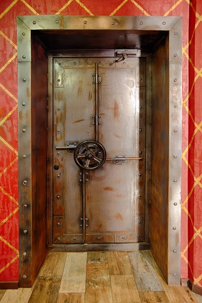Металеві двері в банку — стокове фото