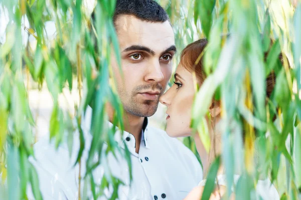 Pareja casual joven disfrutar — Foto de Stock