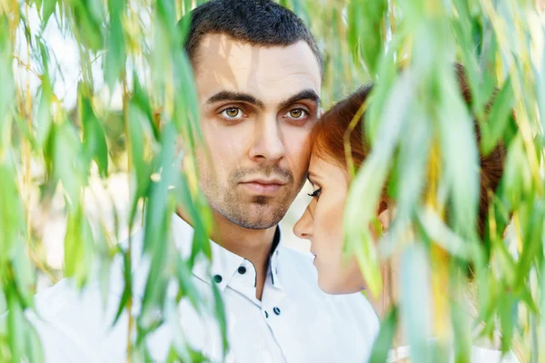 Jovem casal casual desfrutar — Fotografia de Stock