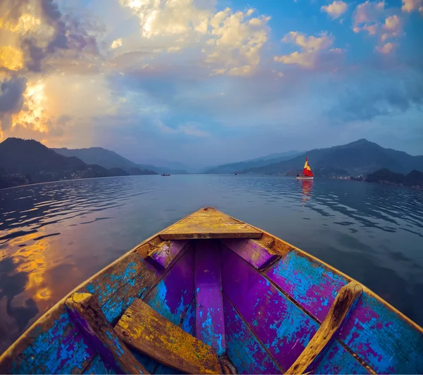 Boat at at Fewa lake, Landscape with Himalaya mountains and clouds, Pokhara, Nepa — стоковое фото