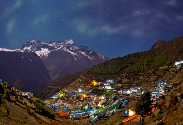 Nacht uitzicht naar de Namche Bazaar, Nepal — Stockfoto