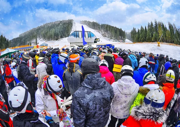 Ludzie stoją przed Wyciąg narciarski w kolejce w Bukovel, Ukraina — Zdjęcie stockowe
