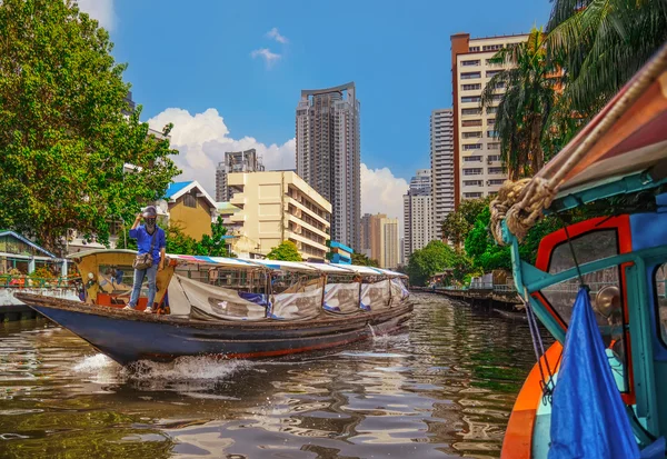 Βάρκα ποτάμι που μεταφέρει επιβάτες και τουριστικά κάτω ποταμού Chao Praya, Μπανγκόκ, Ταϊλάνδη — Φωτογραφία Αρχείου