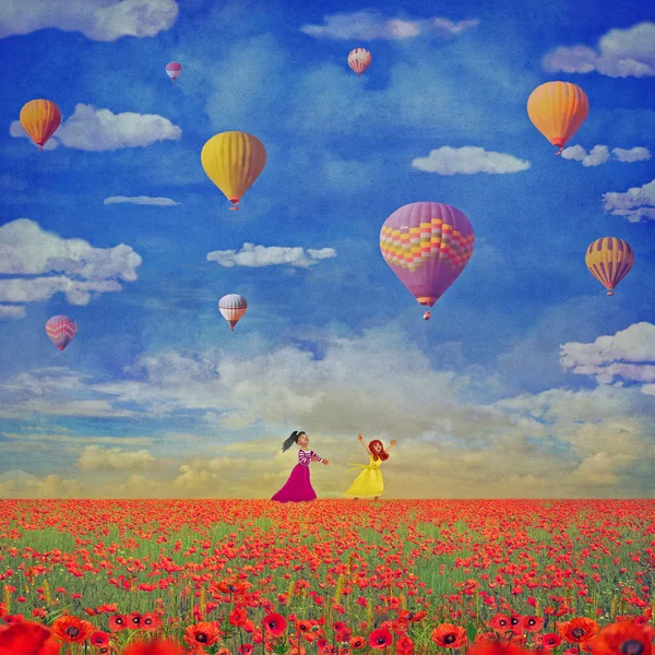 Ilustración de niñas pequeñas con globos de aire caliente de colores en el campo de amapolas rojas —  Fotos de Stock