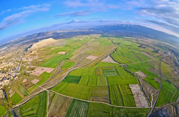 Вид с воздуха на ландшафтные поля и природный ландшафт — стоковое фото