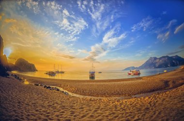Renkli deniz plaj gündoğumu. Panoramik Olympos Beach