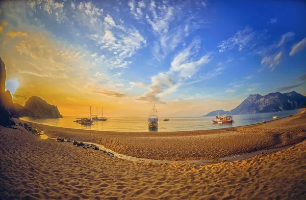 Renkli deniz plaj gündoğumu. Panoramik Olympos Beach — Stok fotoğraf