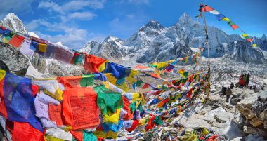 Everest Dağı ve Nuptse görünümünü kala patthar Budist dua bayraklar ile