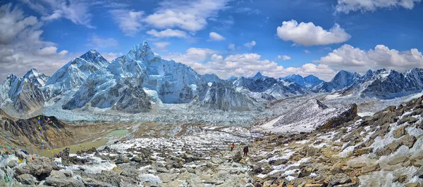 Panorámás kilátás nyílik a Mount Everest és akt-gleccserhez és a jég alá khumbu — Stock Fotó