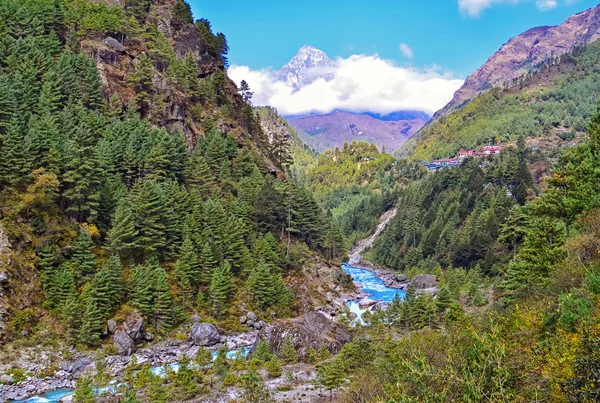 Hermoso paisaje de montaña. Región del Himalaya del Parque Nacional Sagarmatha, Nepal — Foto de Stock