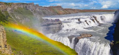 Güzel Gullfoss şelale ve İzlanda'daki güneşli bir gökkuşağı 