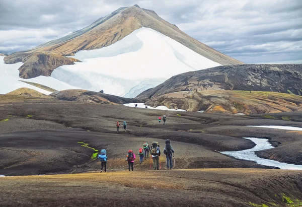 Grupo de excursionistas en las montañas, Islandia —  Fotos de Stock