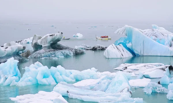 两栖车辆把游客送到 Jokulsarlon 泻湖冰山看巡演 — 图库照片