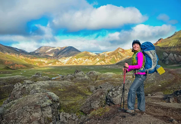 Vrouw wandelaar wandelen in berglandschap, IJsland — Stockfoto