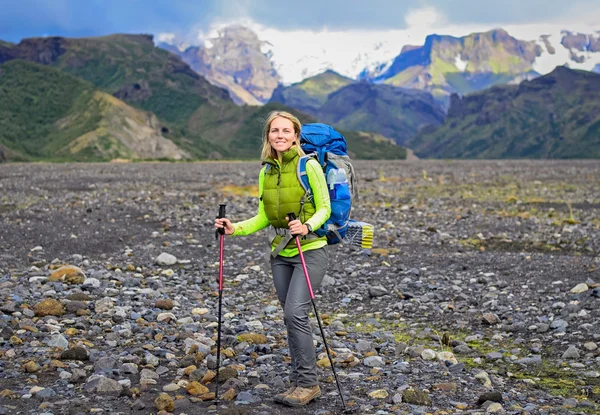 女人走在山风景，冰岛的徒步旅行者 — 图库照片