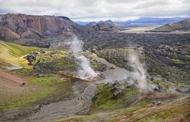 Buhar bir volkan koni karşı dışarı atma geysers 