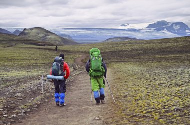 Grup yürüyüşçü dağlarda, İzlanda