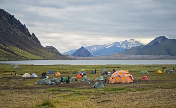 Grand camp touristique est situé dans la vallée du parc près du lac, Islande — Photo