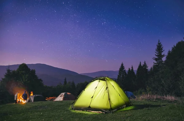 Podświetlany zielony namiot pod gwiazdy w nocy w lesie, karpackiej, Ukraina — Zdjęcie stockowe