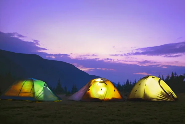 Tentes de camping éclairées dans le ciel bleu foncé, Carpates, Ukraine — Photo