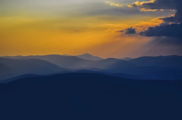 Majestic sunset over the mountain hills, Carpathian, Ukraine — стоковое фото