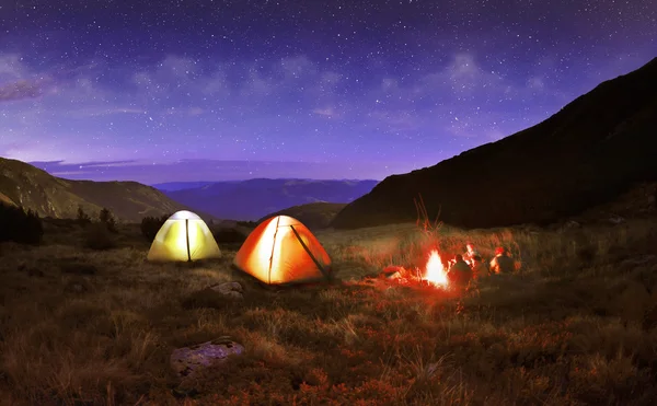 Verlichte gele camping tent onder sterren 's nachts — Stockfoto