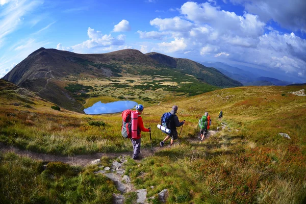 Wandergruppe im Berg — Stockfoto