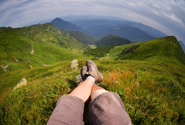 Femme posant après la randonnée en montagne — Photo