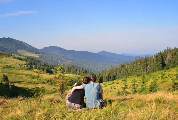 Menina e menino visão geral paisagem — Fotografia de Stock