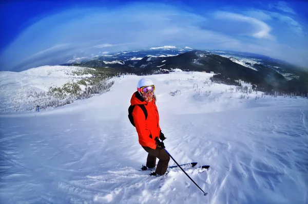 Skiër skiën afdaling in hoge bergen tegen zonsondergang — Stockfoto