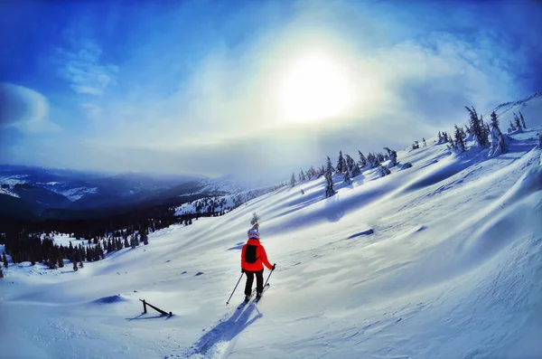 Esqui esqui downhill em altas montanhas contra o pôr do sol — Fotografia de Stock
