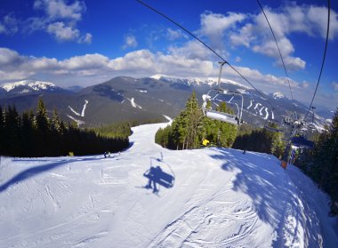 Bir skilift, Bukovel Ukrayna üzerinde bir kayakçı gölgesi