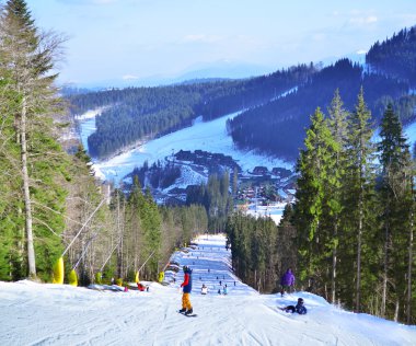 Bir adam Kayak orman iz, Bukovel