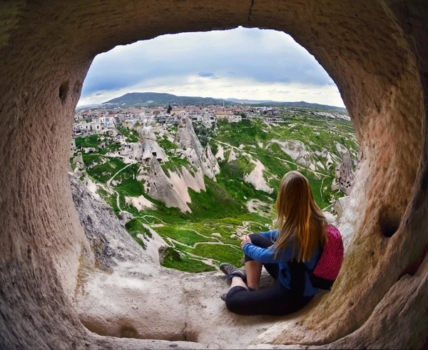 Kobieta siedzi w Cappadocia Dolina Turcja — Zdjęcie stockowe