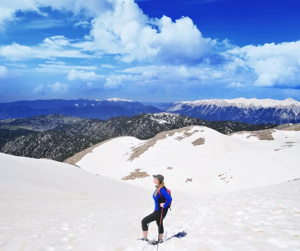 Flicka vandring. Snö på toppen av berget Tahtali i Turkiet — Stockfoto