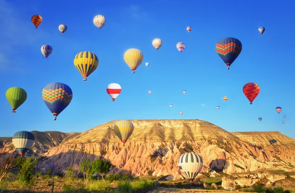Kleurrijke hete lucht ballonnen tegen blauwe hemel — Stockfoto