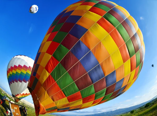 Globo de aire caliente puesto plano en la superficie, preparándose para los próximos vuelos —  Fotos de Stock