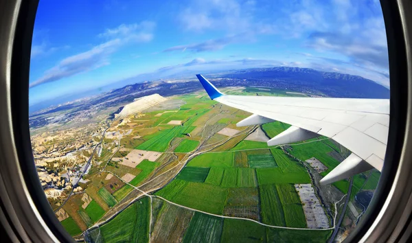 Blick aus dem Flugzeugfenster auf Felder und Berge, Kappadokien , — Stockfoto