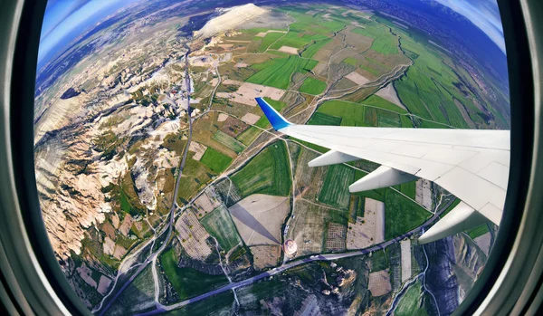 Vedere de la fereastra avionului pe câmpuri și munți, Cappadocia  , — Fotografie, imagine de stoc