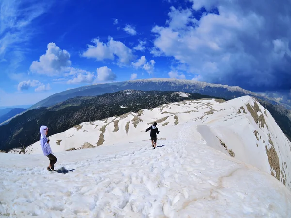 İnsanlar Hiking. Türkiye'de tahtalı Dağı tepesinde kar — Stok fotoğraf