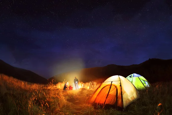 Acampar bajo las estrellas por la noche — Foto de Stock