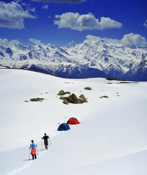 La gente de senderismo en la nieve, Svaneti paisaje en Georgia — Foto de Stock