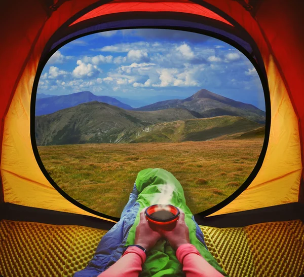 커피, 산과 하늘 보기 텐트에 누워 있는 여자 — 스톡 사진